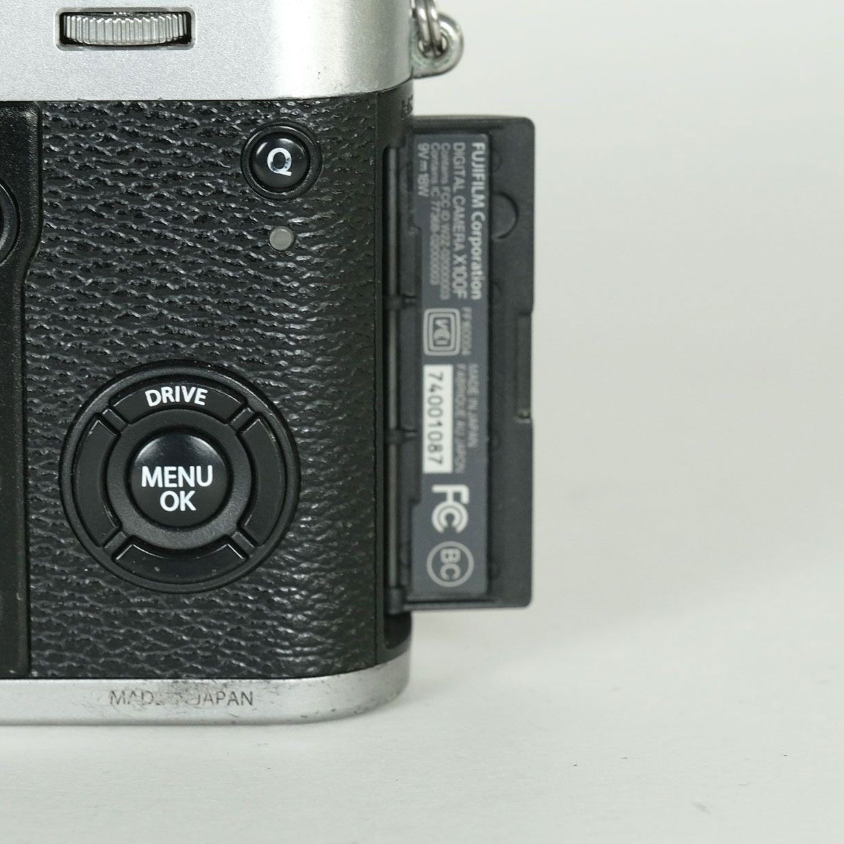 並品 | シャッター数28,000回｜純正フード付] FUJIFILM X100F シルバー