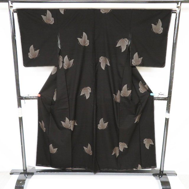 大島紬 着物 正絹 袷 カジュアル 蝶模様 黒茶色 身丈155.5 cm 裄65 SA きもの北條 A 1309-4