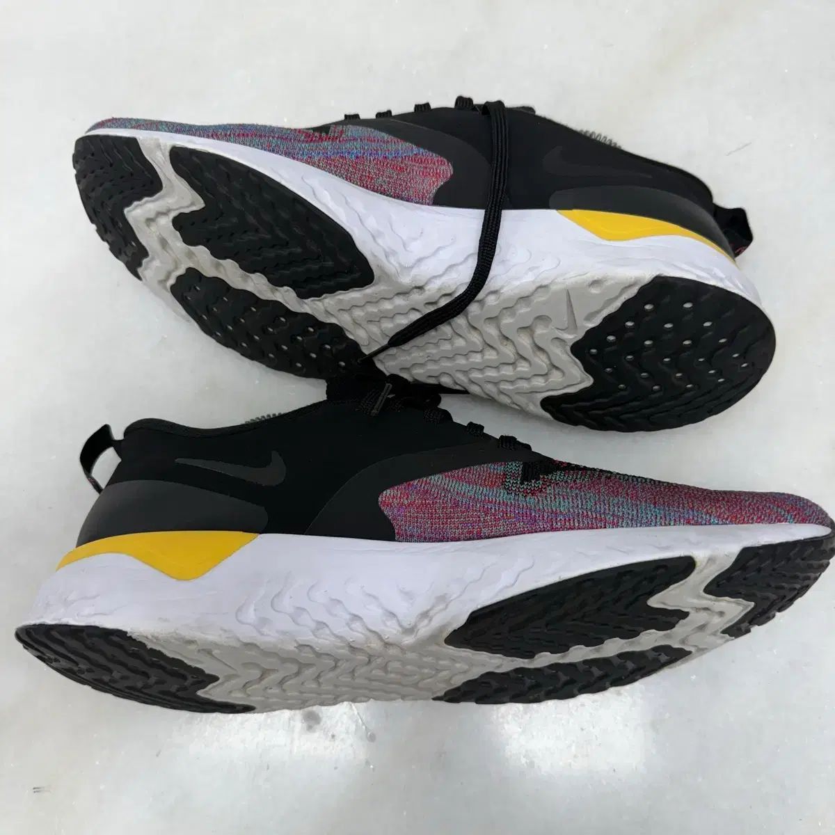 フライニット ランニングシューズ