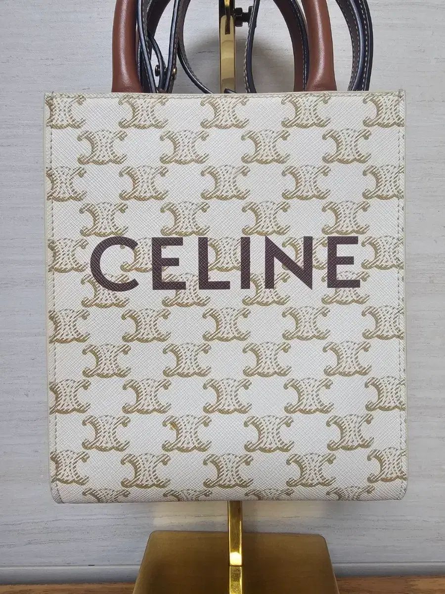 セリーヌ カバスバッグ バーティカル トリオンフ ミニ 白