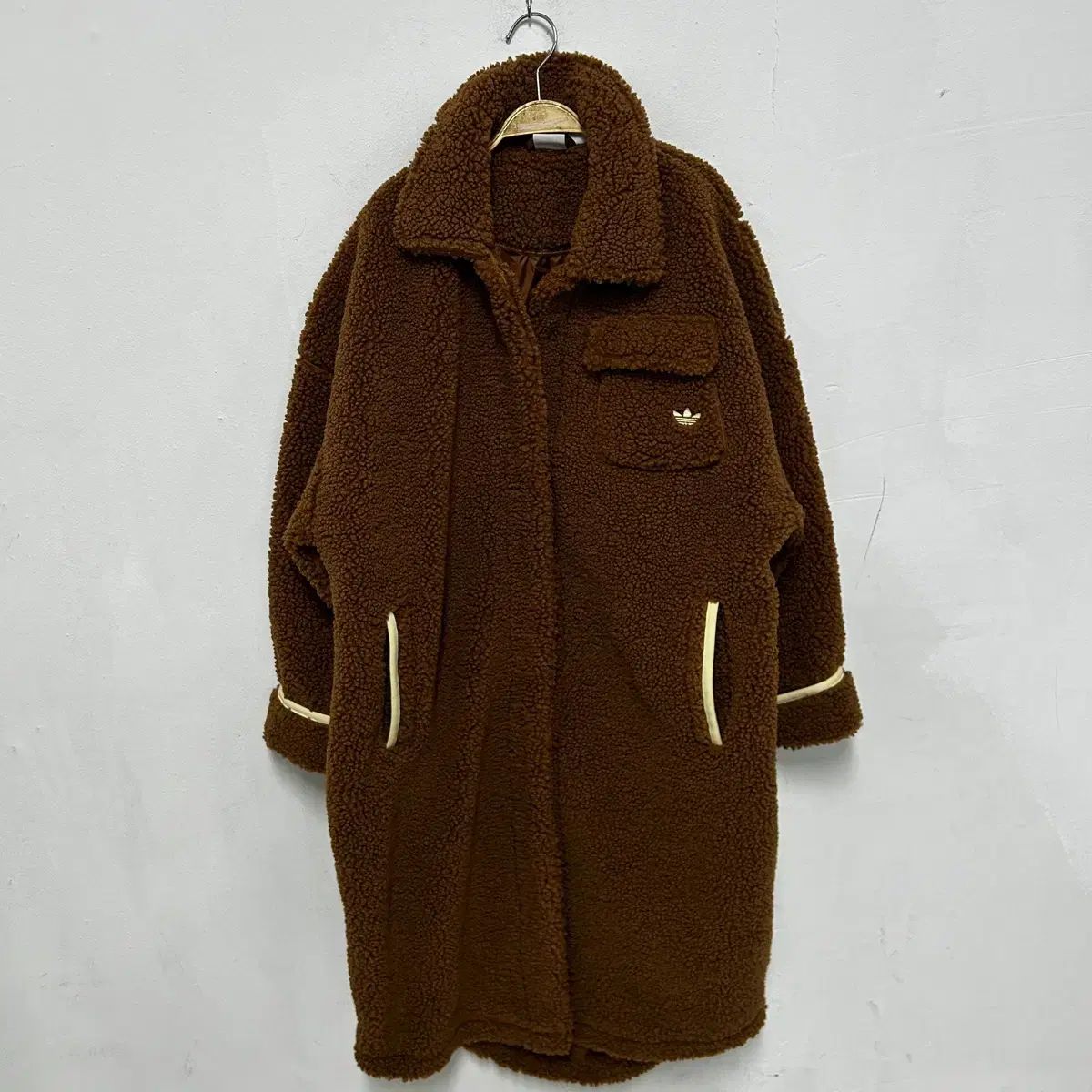 アディダス シェルパ ジャケット ブラウン