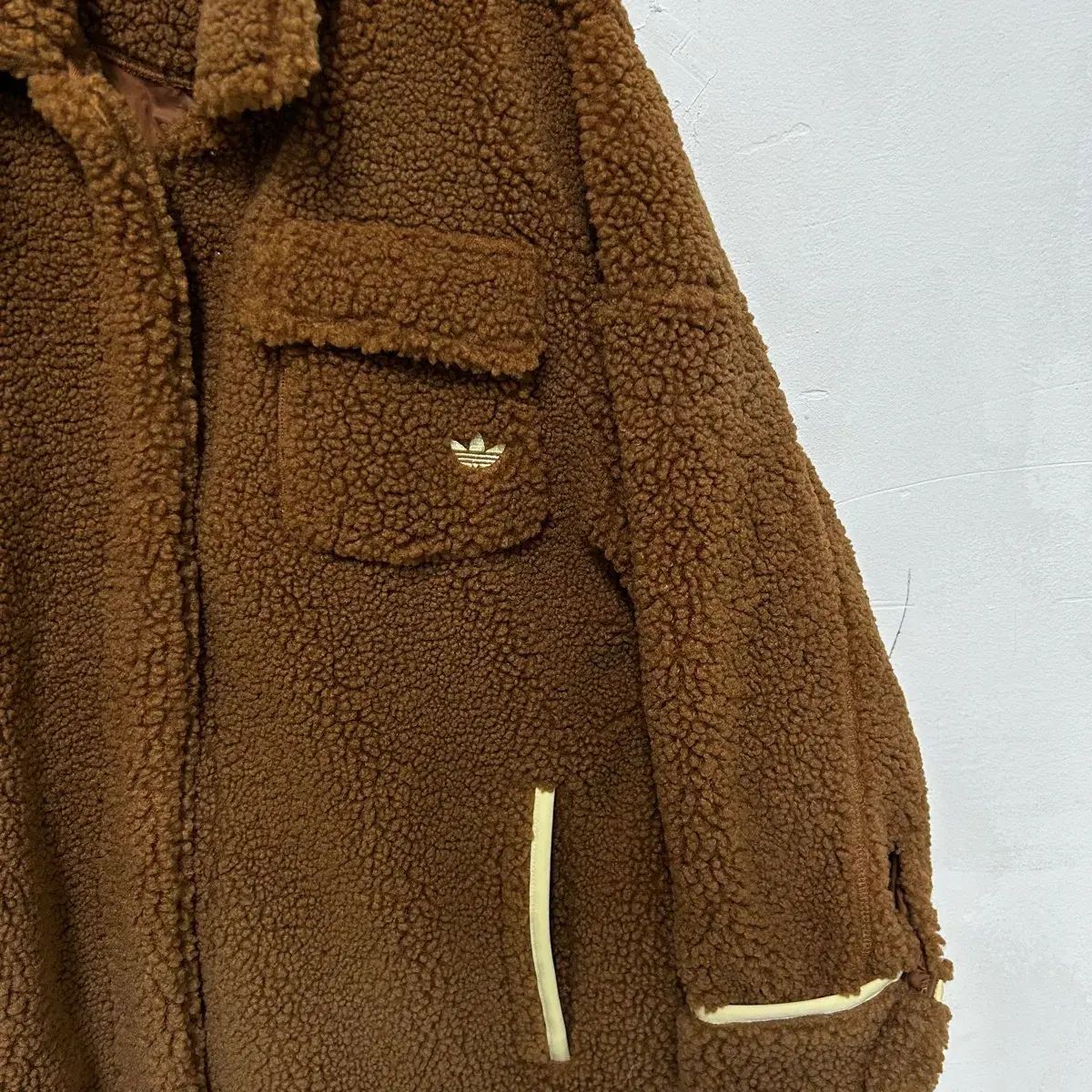 アディダス シェルパ ジャケット ブラウン