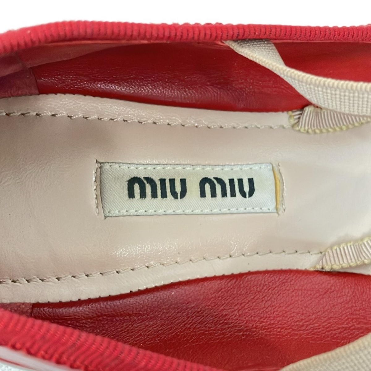  miumiu ミュウミュウ フラットシューズ 36 1 2 レディース - レッド×ピンクベージュ リボン アウトソール張替済 レザー フラットシューズ バレエシューズ パンプス