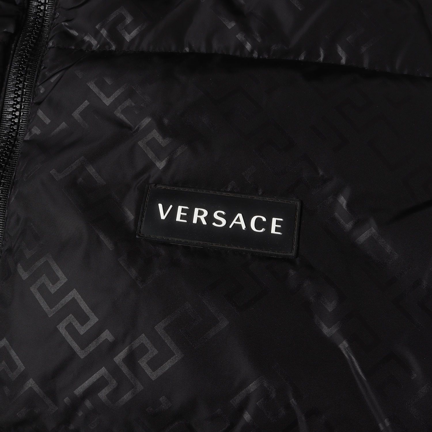 VERSACE ヴェルサーチ ジャケット ブラック 黒 サイズ:54 | グレカ ロゴモノグラム ナイロン フーデッド ダウンジャケット | アウター ブルゾン 上着【メンズ】【中古】【K4667】 VERSACE ヴェルサーチ ジャケット ブラック 黒 サイズ:54 | グレカ