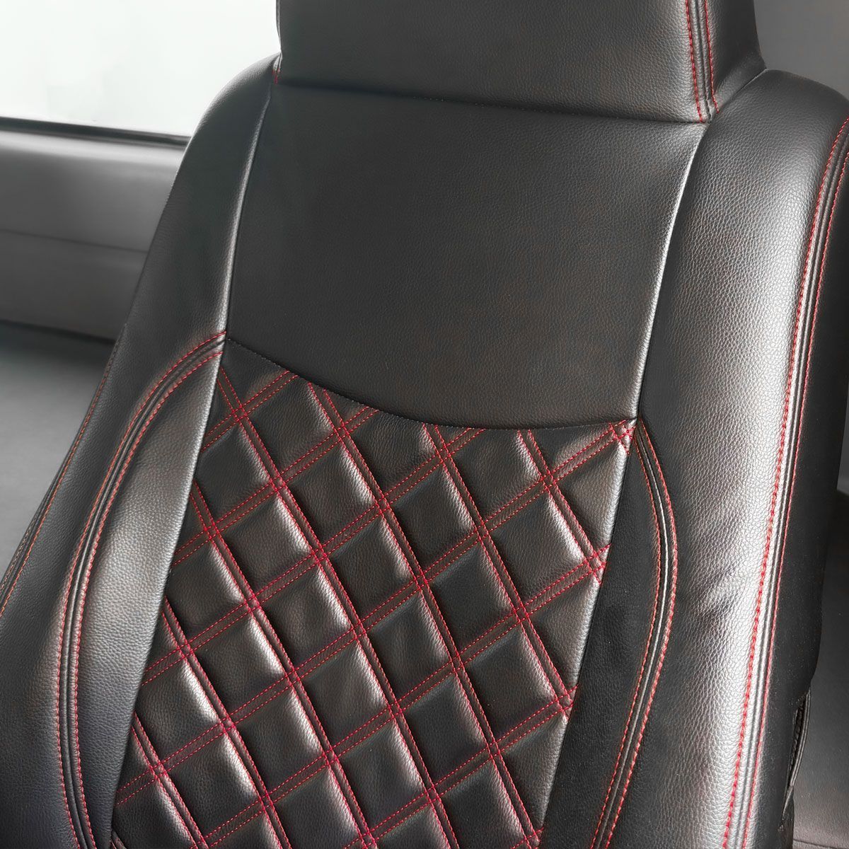 07 フォワード シートカバー 助手席 レッドステッチ 一体型 キルト ダンプ 艶無し PVCレザー 左 4トン カスタム おしゃれ 汚れ防止 滑り防止 滑り止め 標準 ワイド 07フォワード レッド 赤 FRR FVR