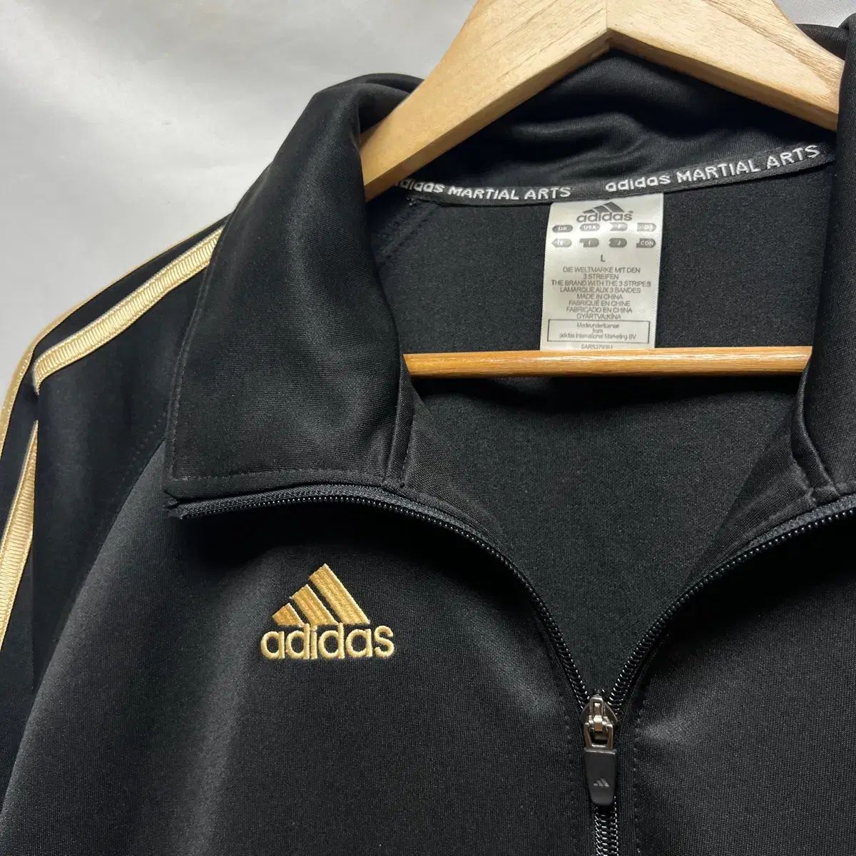アディダス　ジャージジャケット　トラックジャケット　ゴールドロゴ　3本ライン　L adidas トラックジャケット ジャージ3ストライプ 黒金 NEO LABEL