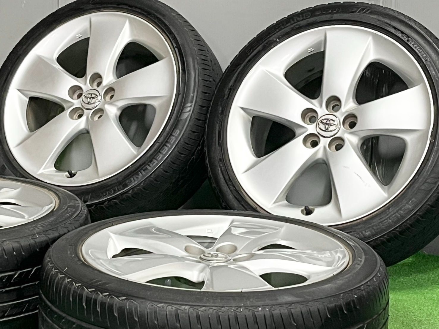 ︎ 即決品 トヨタ 30プリウス Sツーリング 17 in 7 J 50 PCD 100 セイバーリング 215 45 R カローラスポーツ ウィッシュ