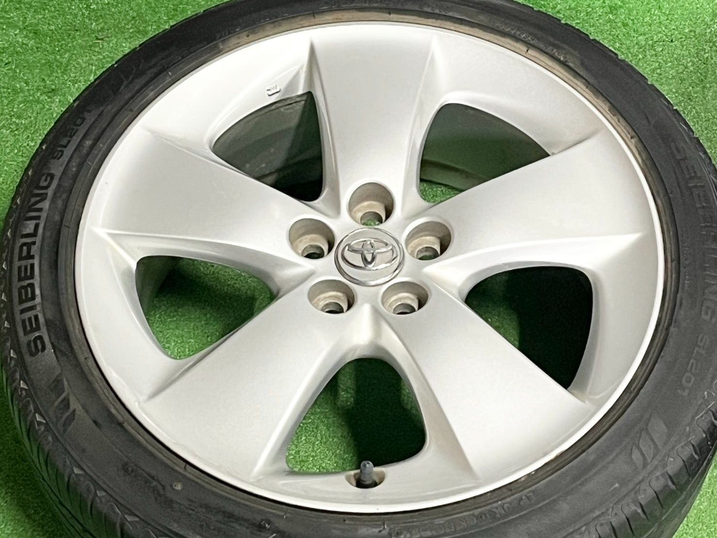 トヨタ純正 30 プリウス Sツーリング PCD100 5穴 215/45R17 程度良好】トヨタ 30 プリウス Sツーリング 純正 17in 7J +50 PCD100