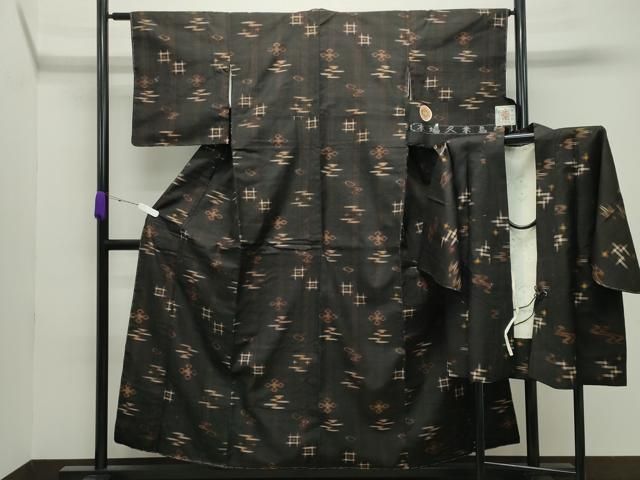 平和屋着物●国指定重要無形文化財　本場久米島紬　手織　道中着セット　泥染め　絵絣　草木染　反端付き　正絹　逸品　CABA9821gh 平和屋着物○国指定重要無形文化財 本場久米島紬 手織 道中着セット 泥