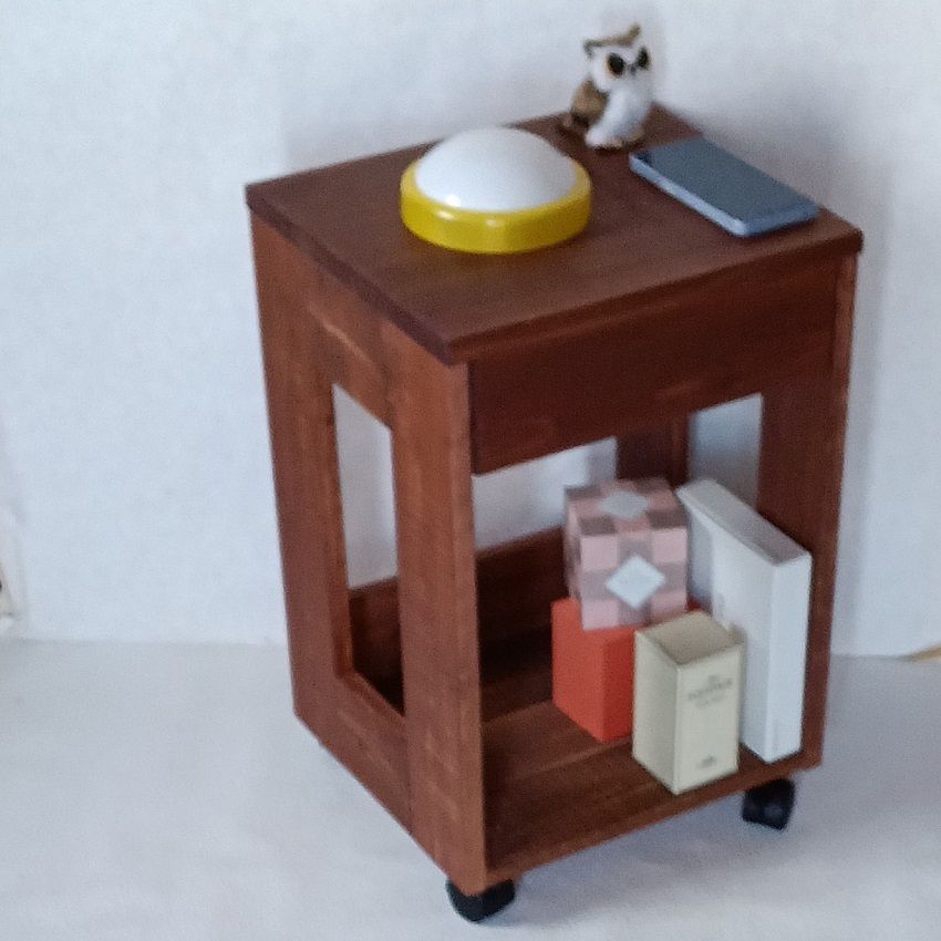 ハンドメイド 落ちついたダークチョコレート のナイトキャスター付きのナイトテーブル フラワースタンド 電話台 サイドテーブル
