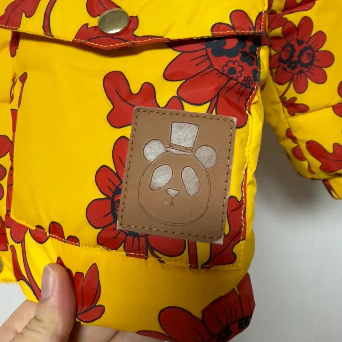 Mini mini Rodini（ミニロディーニ）の「mini rodini &frasl; 花柄中綿ジャケット ミニロディーニ RODINI MINI SWEDEN 公式 Rodini ネズミ柄イエローダウンコート ネズミのプリントされた ジャケット レディース