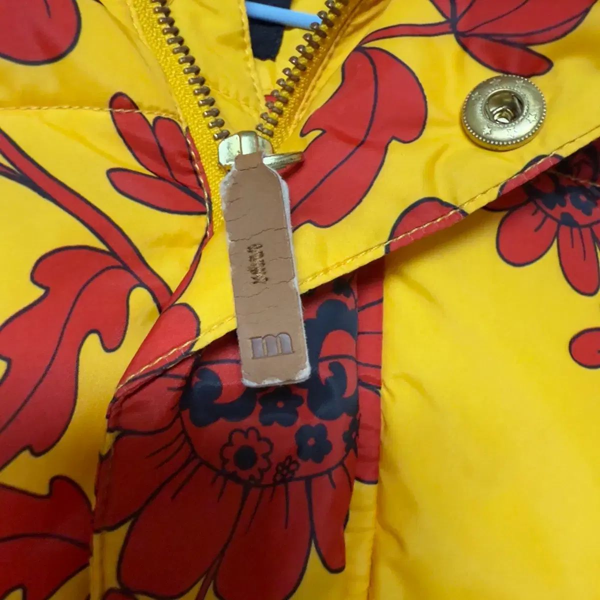 Mini mini Rodini（ミニロディーニ）の「mini rodini &frasl; 花柄中綿ジャケット ミニロディーニ RODINI MINI SWEDEN 公式 Rodini ネズミ柄イエローダウンコート ネズミのプリントされた ジャケット レディース