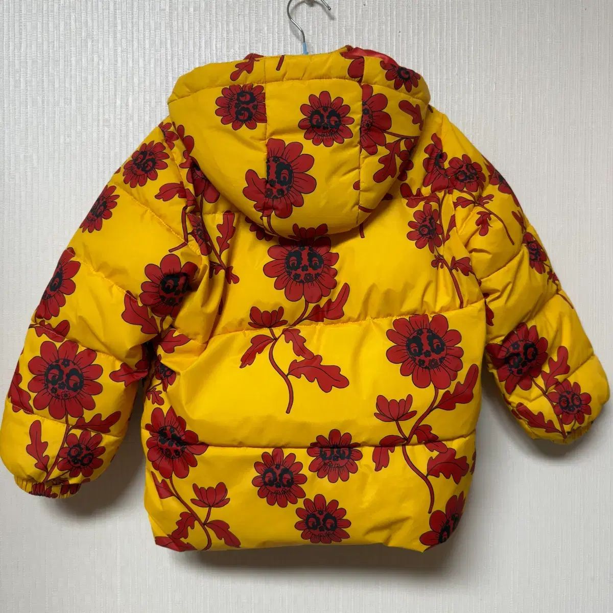 Mini mini Rodini（ミニロディーニ）の「mini rodini &frasl; 花柄中綿ジャケット ミニロディーニ RODINI MINI SWEDEN 公式 Rodini ネズミ柄イエローダウンコート ネズミのプリントされた ジャケット レディース