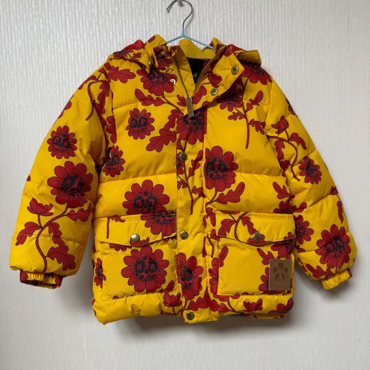 Mini mini Rodini（ミニロディーニ）の「mini rodini &frasl; 花柄中綿ジャケット ミニロディーニ RODINI MINI SWEDEN 公式 Rodini ネズミ柄イエローダウンコート ネズミのプリントされた ジャケット レディース
