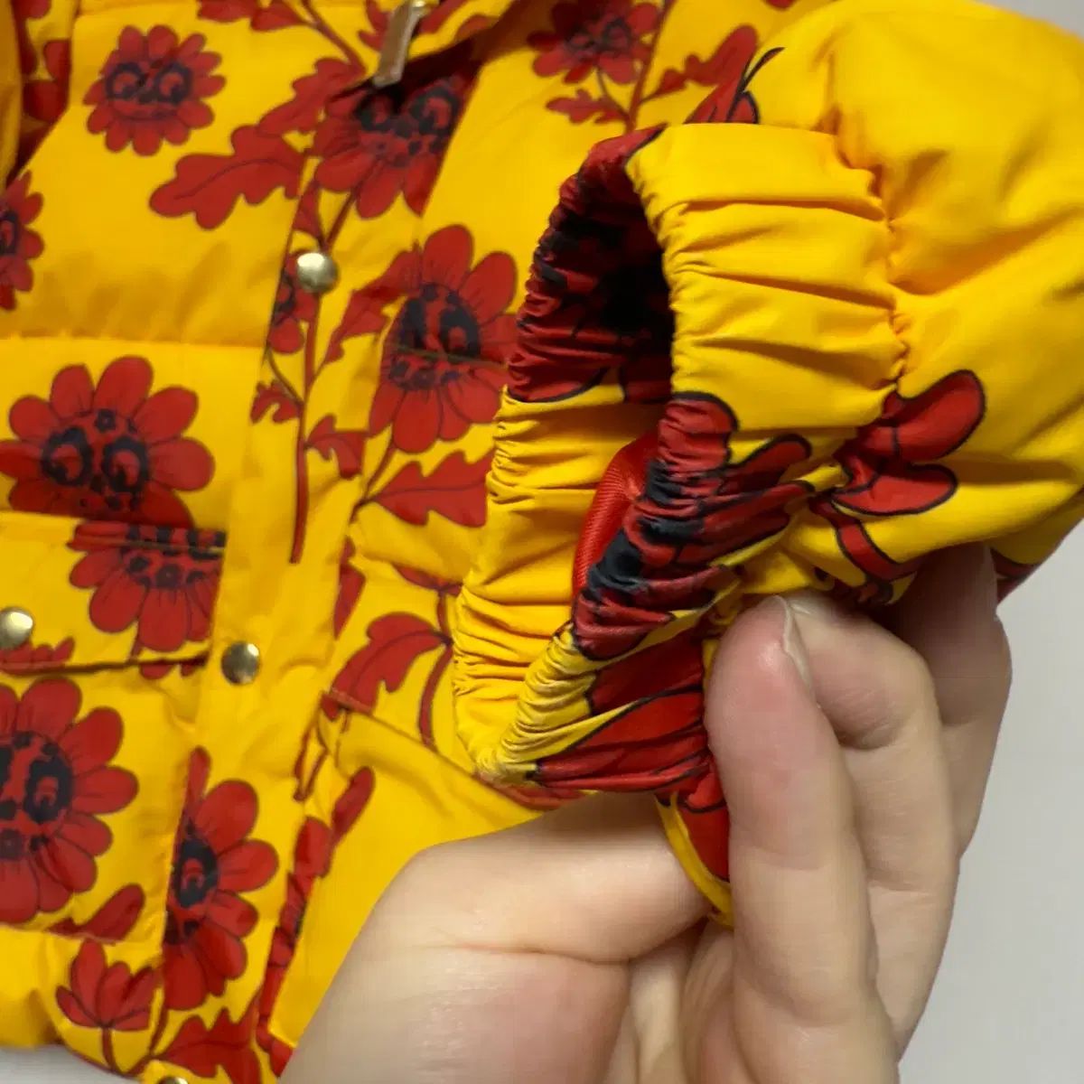 Mini mini Rodini（ミニロディーニ）の「mini rodini &frasl; 花柄中綿ジャケット ミニロディーニ RODINI MINI SWEDEN 公式 Rodini ネズミ柄イエローダウンコート ネズミのプリントされた ジャケット レディース