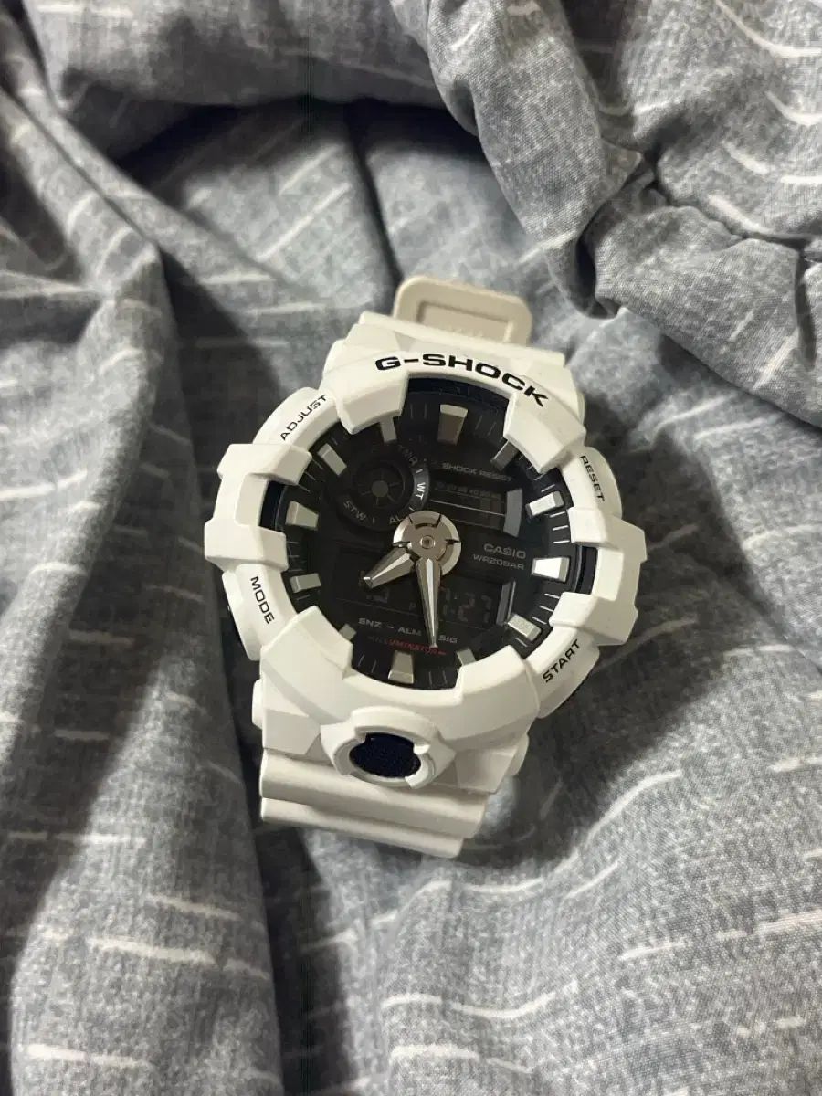 カシオ G SHOCK ga 700 白