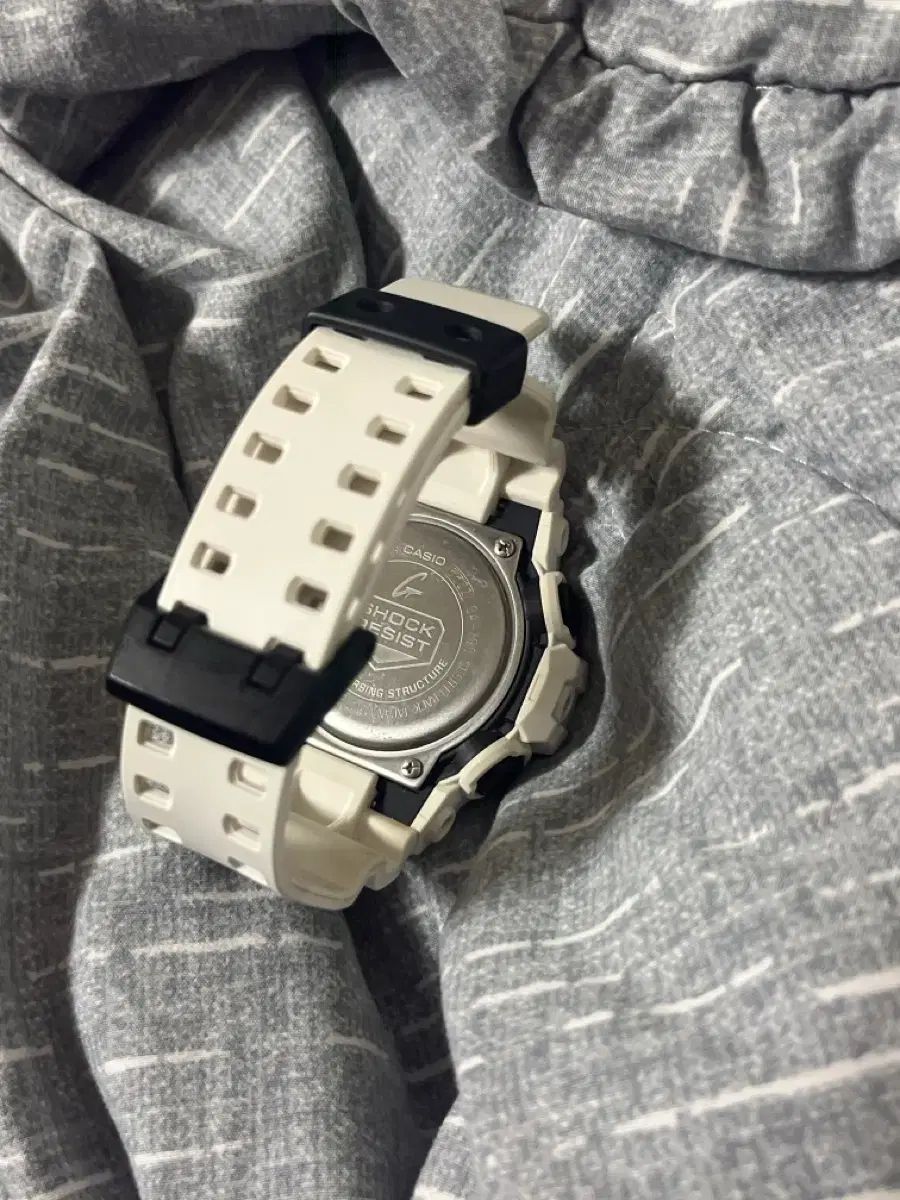 カシオ G-SHOCK ga 700 白