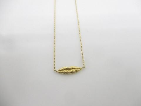 唇ネックレス