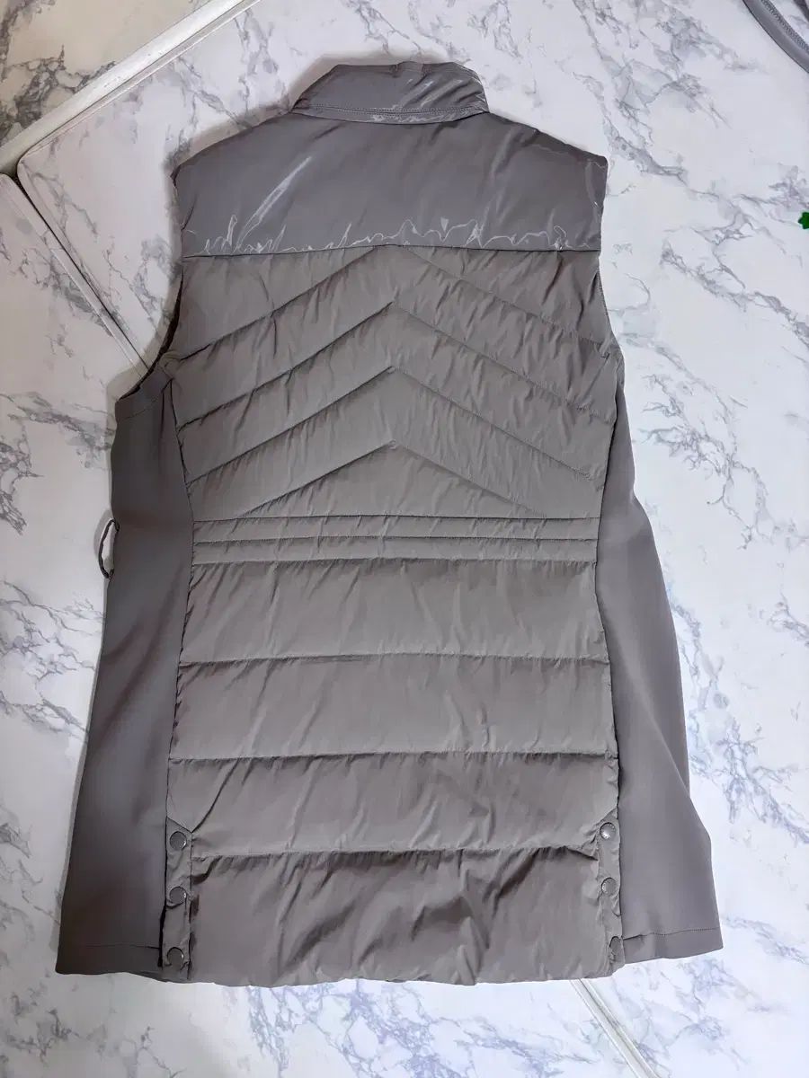 メンズ ゴルフ ダウンベスト FANTOM ゴルフウェア ダウン ベスト 公式通販 TopIsm トップイズム Rocky Featherbed（ロッキーマウンテンフェザーベッド Mountain XL&frasl;105 軽量 デサントゴルフ公式