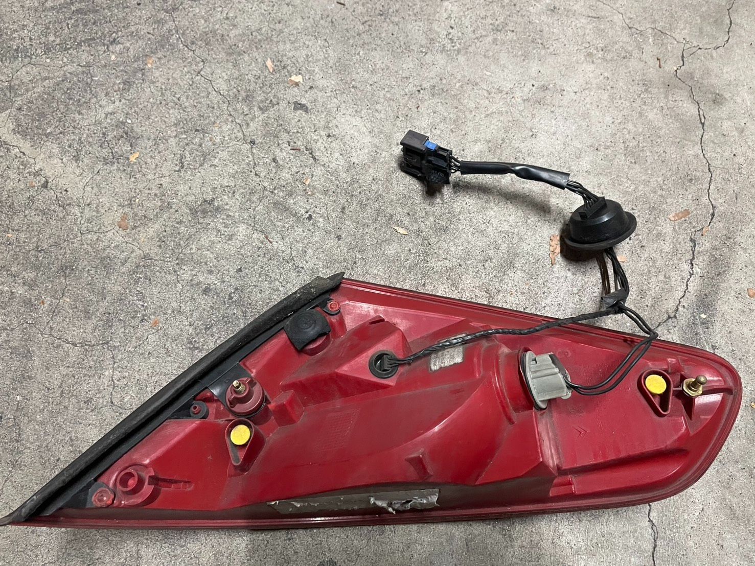 車 プジョー 307CC 左テールランプレンズ