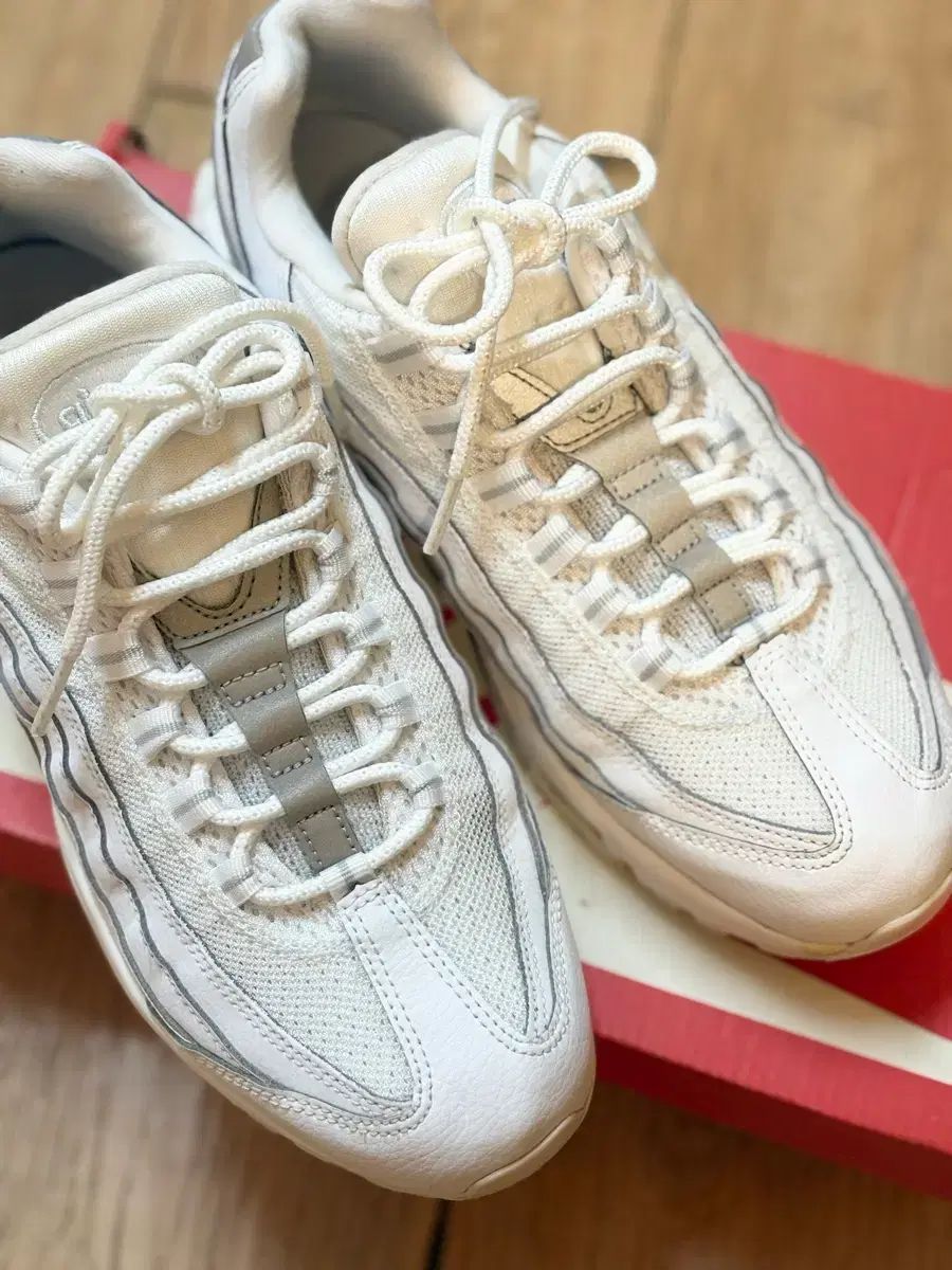  エアマックス95 エッセンシャル トリプルホワイト 255 シューズ(男性用) バスケットボール