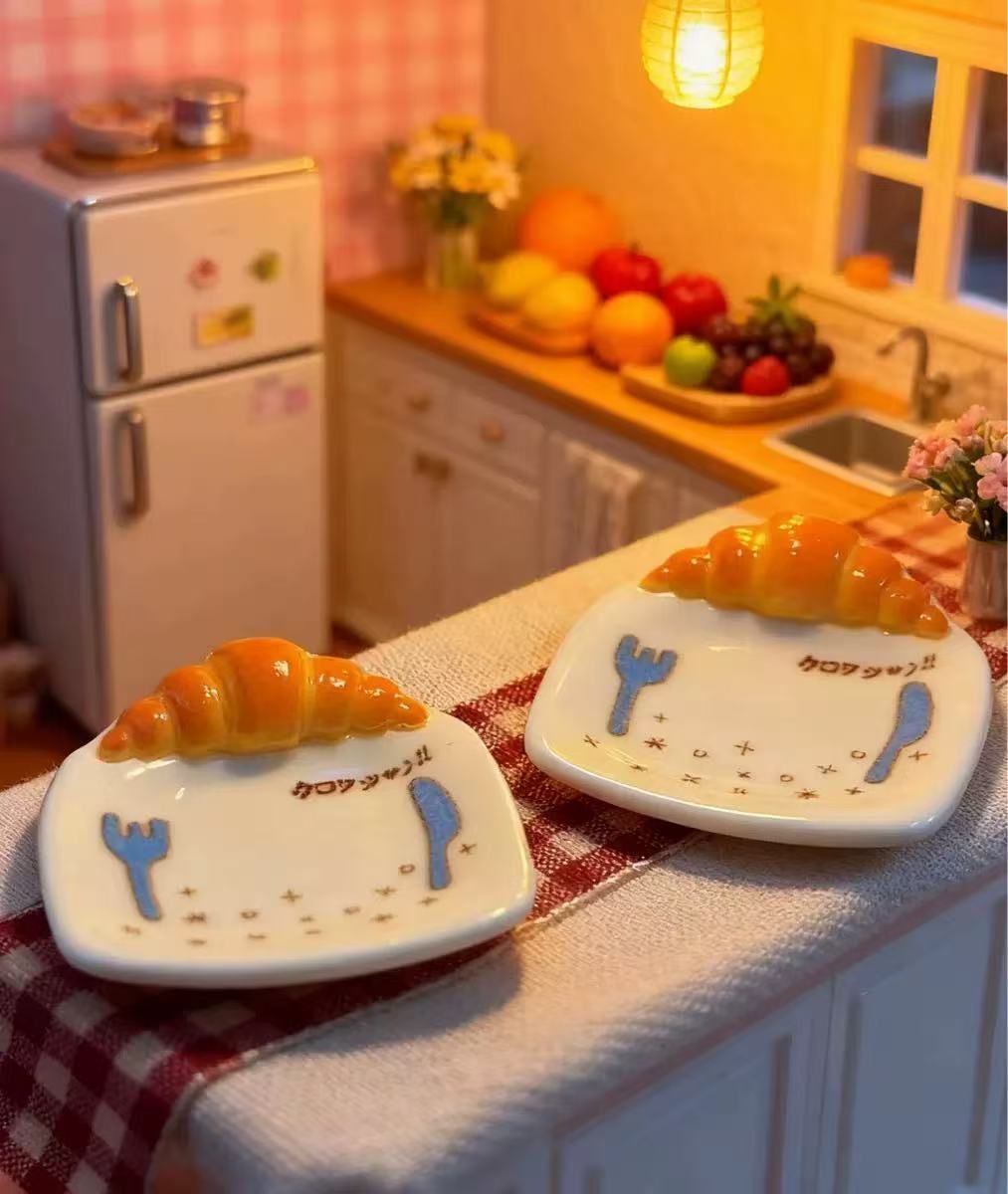 ミニチュア ドールハウス用 クロワッサン柄の皿 1点（色ランダム