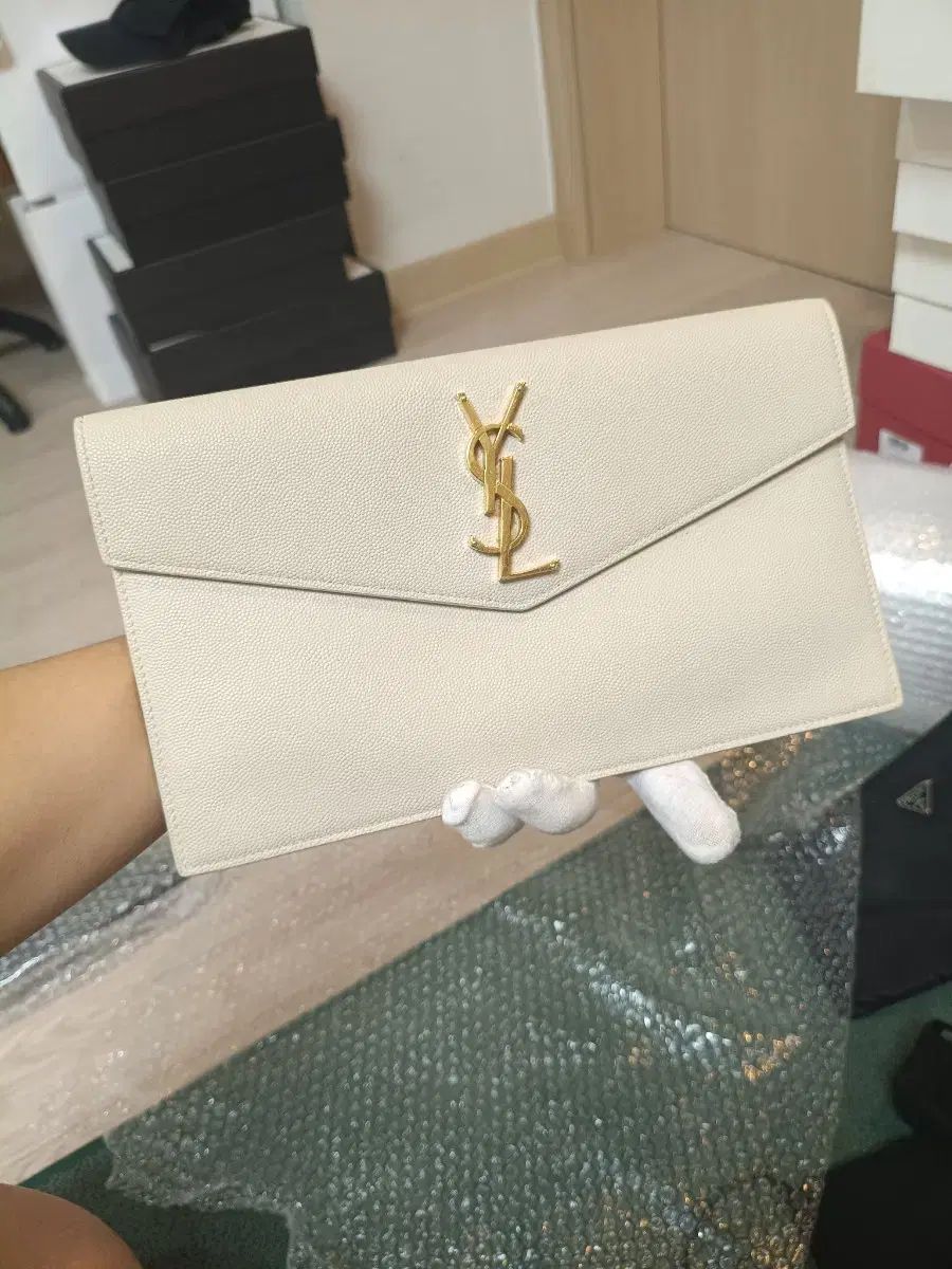 イヴ サンローラン アップタウン エンベロップ クラッチバッグ