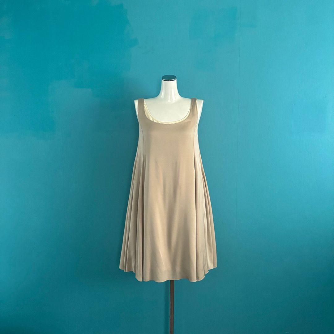美品✨️フォクシー ノースリーブフレアワンピース ひざ丈 リボン ベージュ 38 1133 フォクシー 絹 シルク フレアワンピース ロゴプレート ベージュ