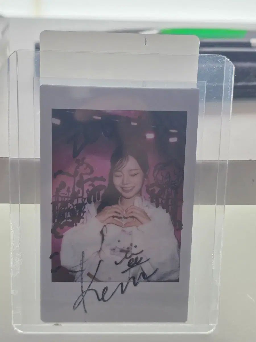 FIFTY FIFTY（フィフティーフィフティー）キーホルダー サイン入り