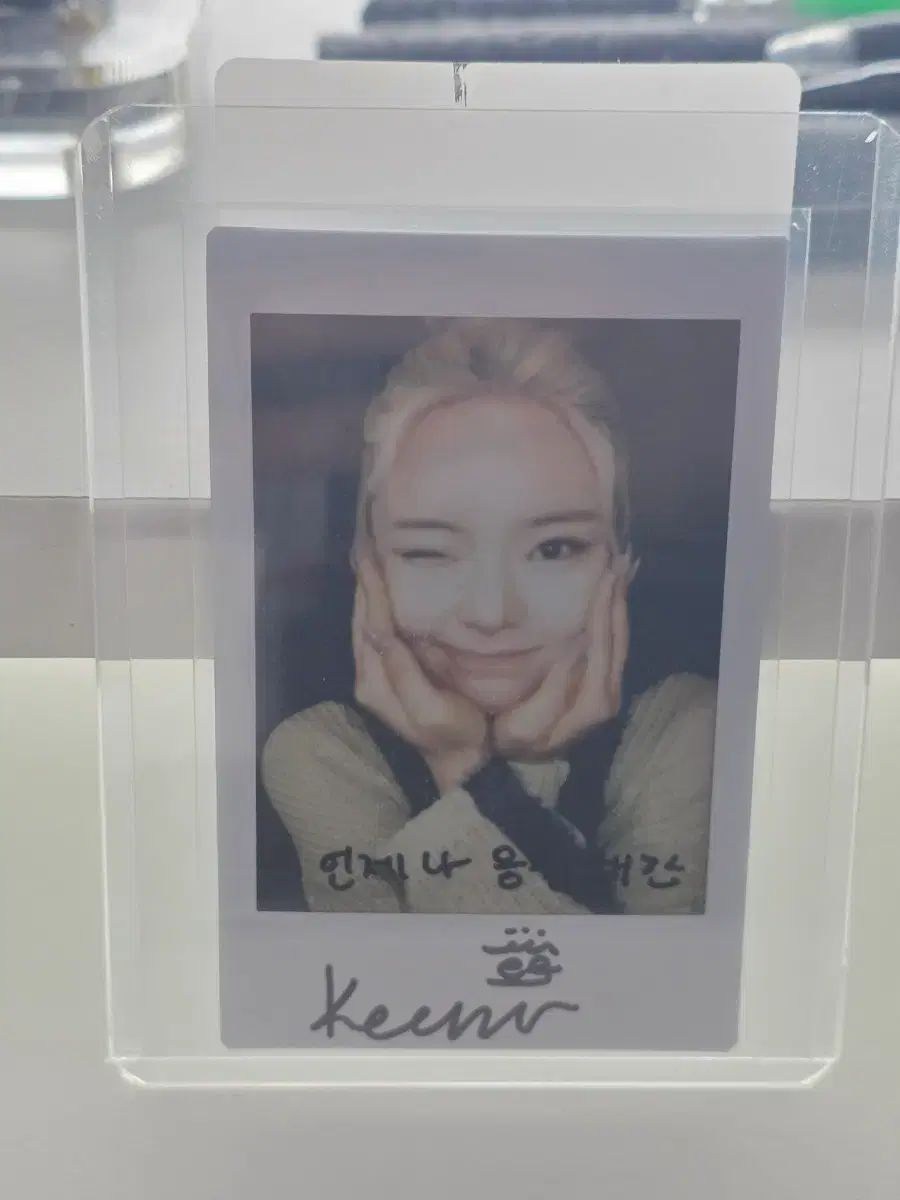 FIFTY FIFTY（フィフティーフィフティー）キーホルダー サイン入り