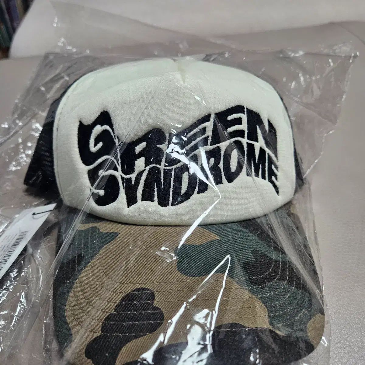 GREEN SYNDROME グリーンシンドローム ウィアード ロゴ メッシュ トラッカー キャップ カモ