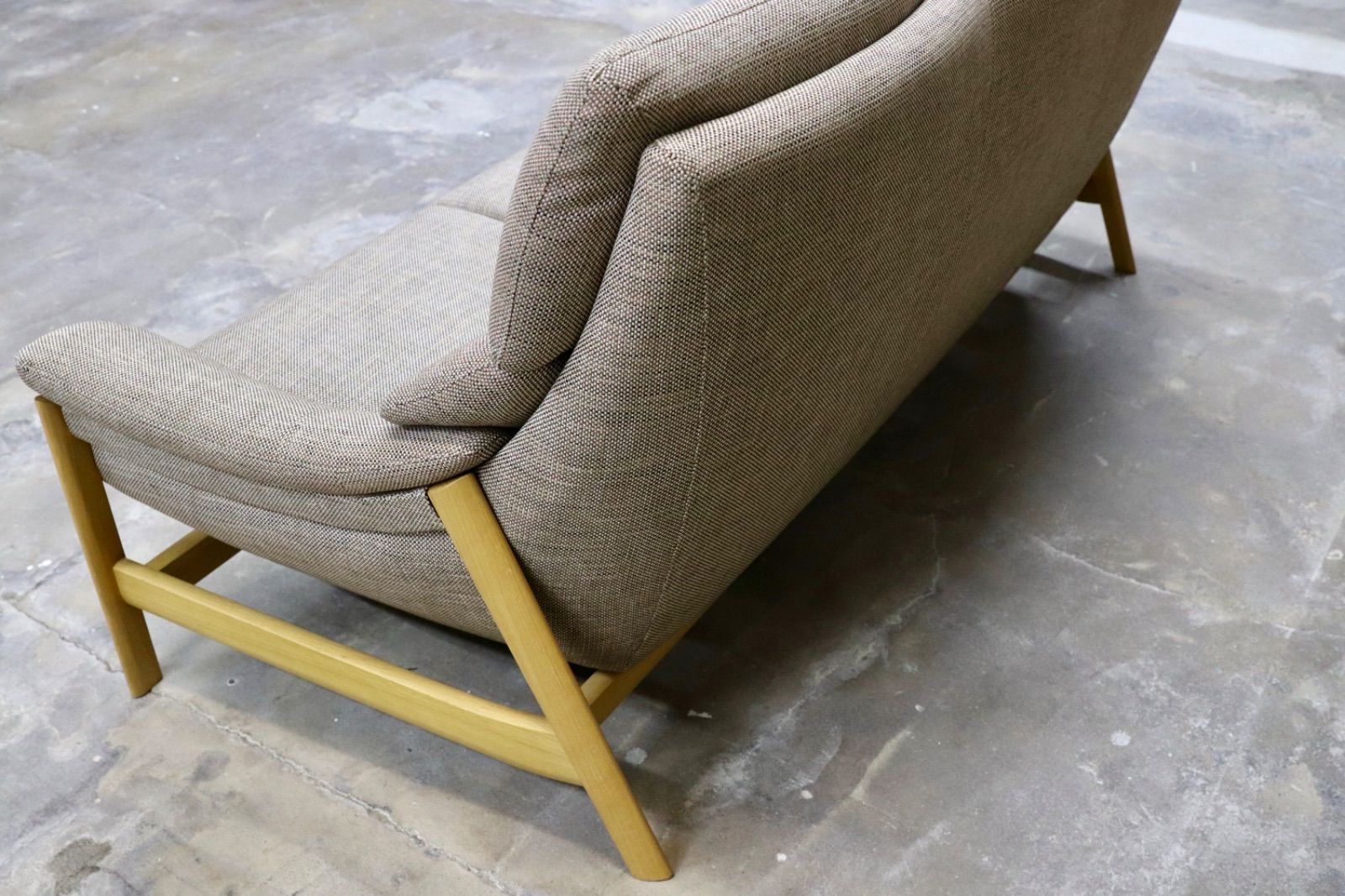  GMIS374 karimoku カリモク UU62シリーズ 長椅子 3人掛けソファ トリプルソファ 布張り オーク材 北欧スタイル 国産家具 定価約32 5万 ヴィンテージソファベッド 2人掛け 3人掛けソファ ソファ ソファベッド