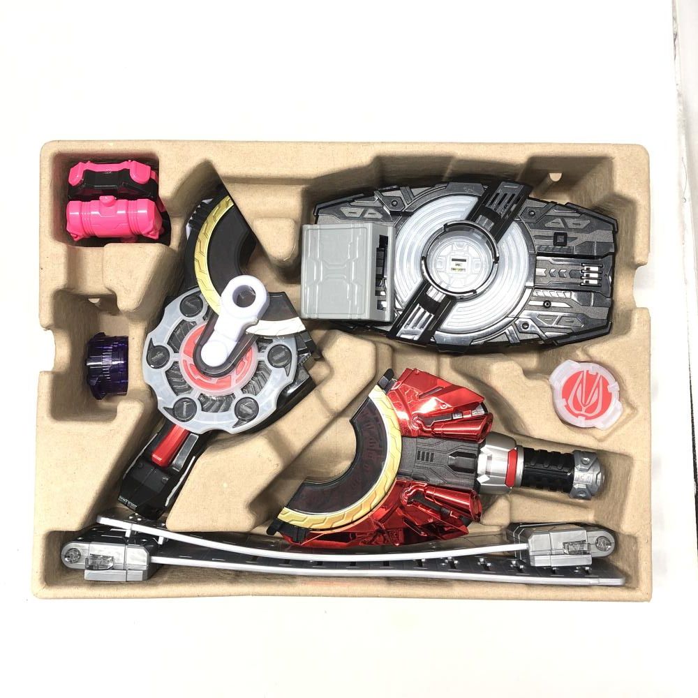 特典付き　変身ベルト DXデザイアドライバー＆ゾンビレイズバックル Amazon.co.jp: [バンダイ] 仮面ライダーギーツ 変身ベルト DXデザイア