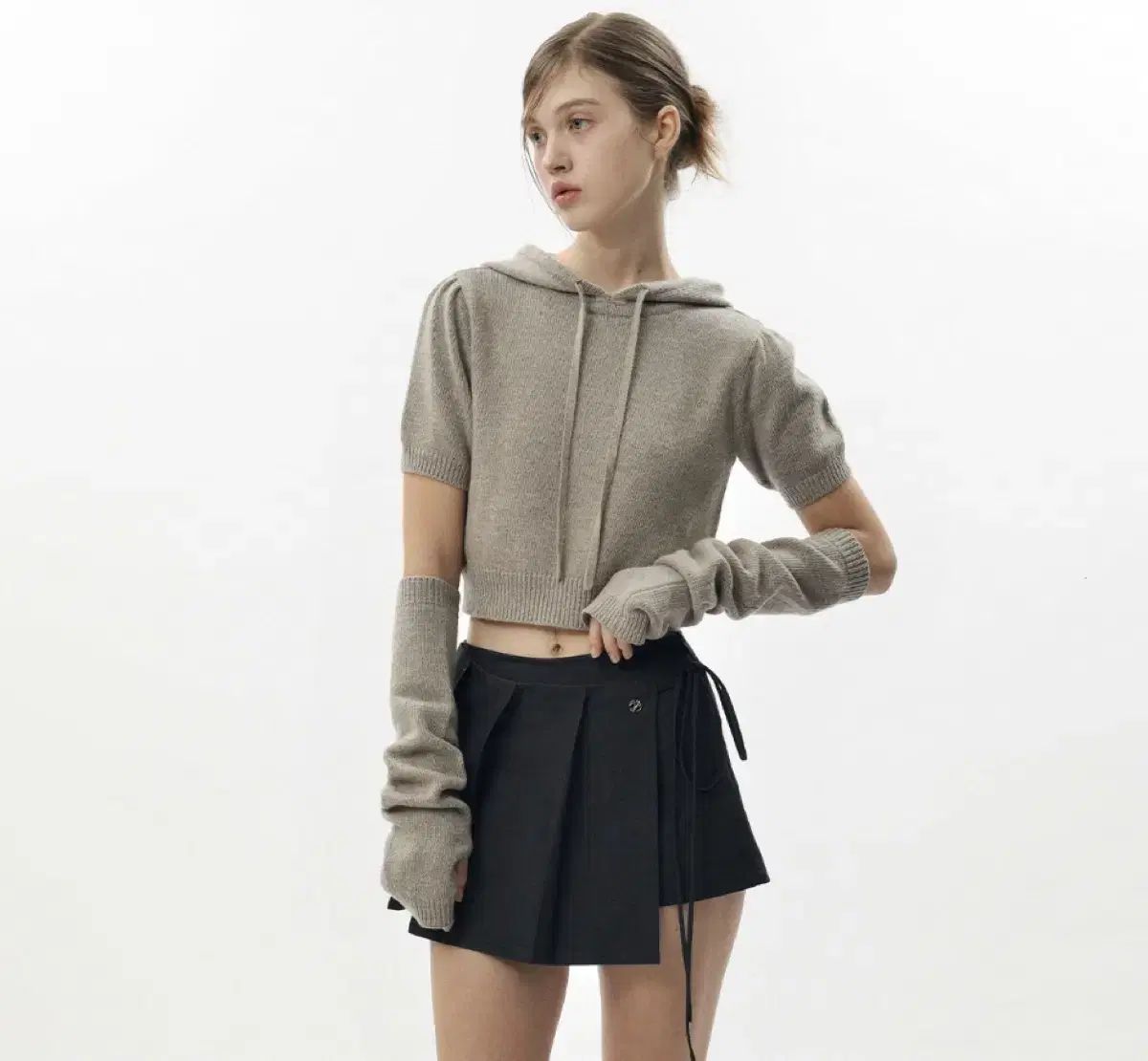 ペインオアプレジャー AMY HOODIE KNIT ベージュ ユナ着用