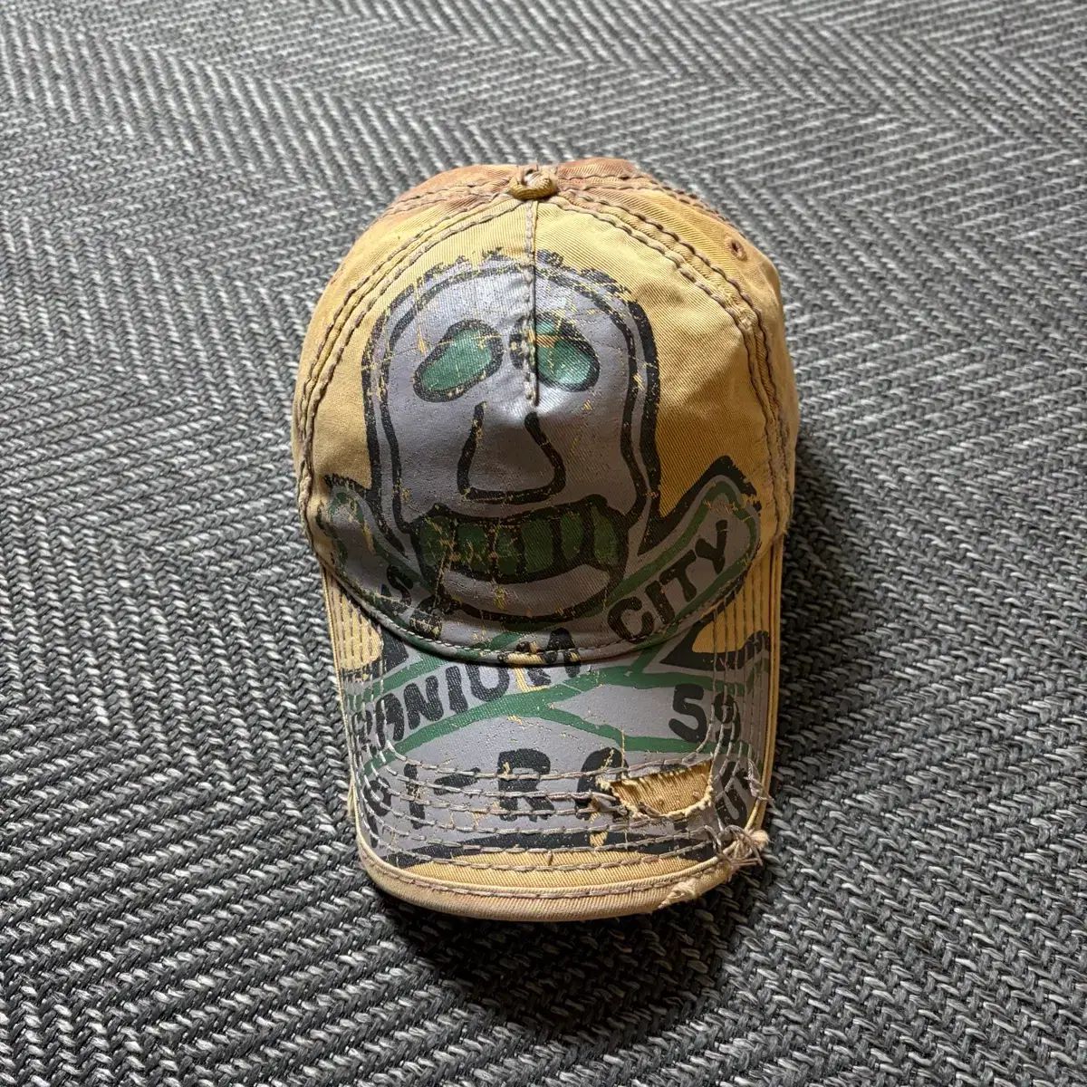 トゥルーレリジョン ディストレスト ストラップバッグ ヴィンテージ キャップ帽子 (OS)