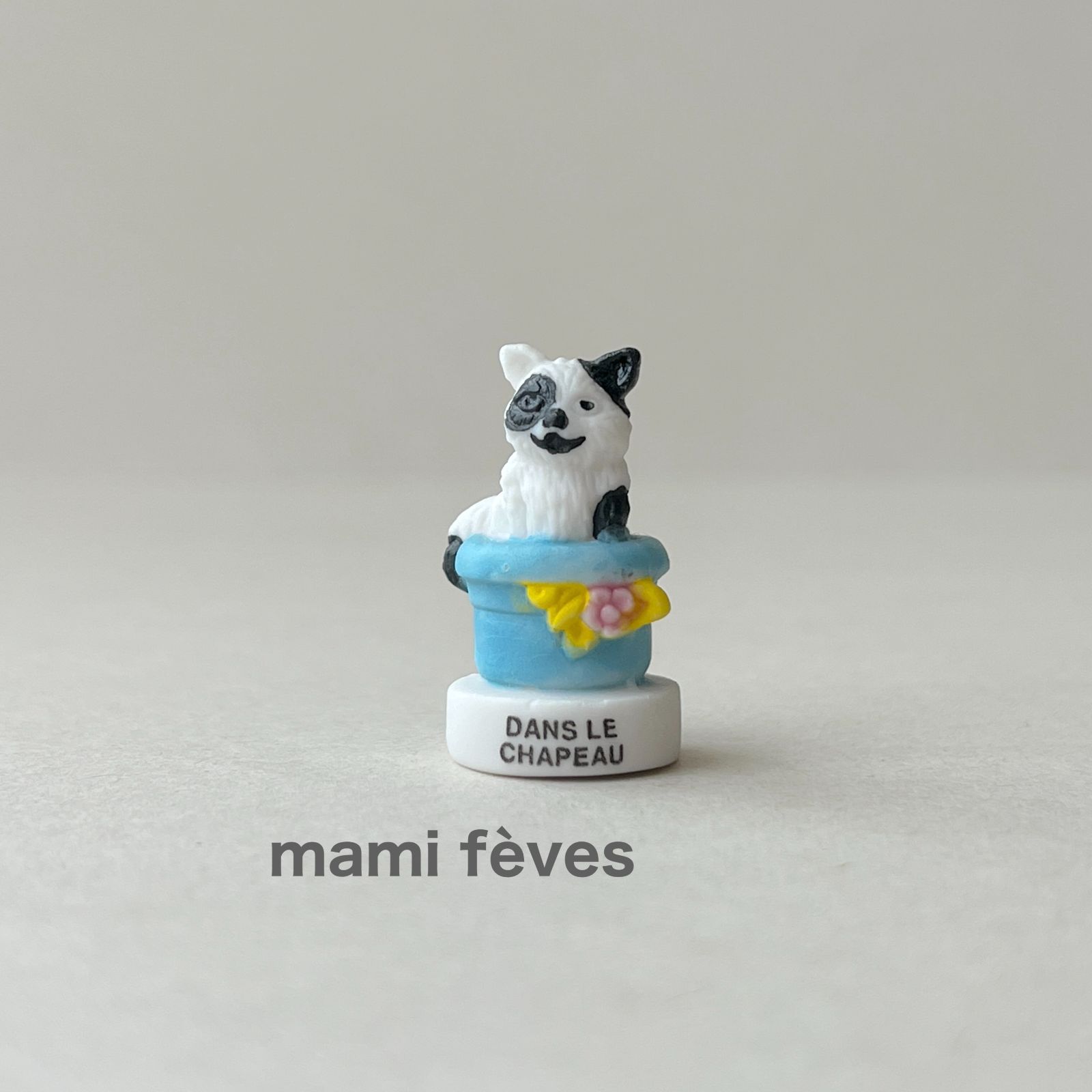 フェーヴ 水色の帽子に入った猫 フランス フェーブ ミニチュア陶器