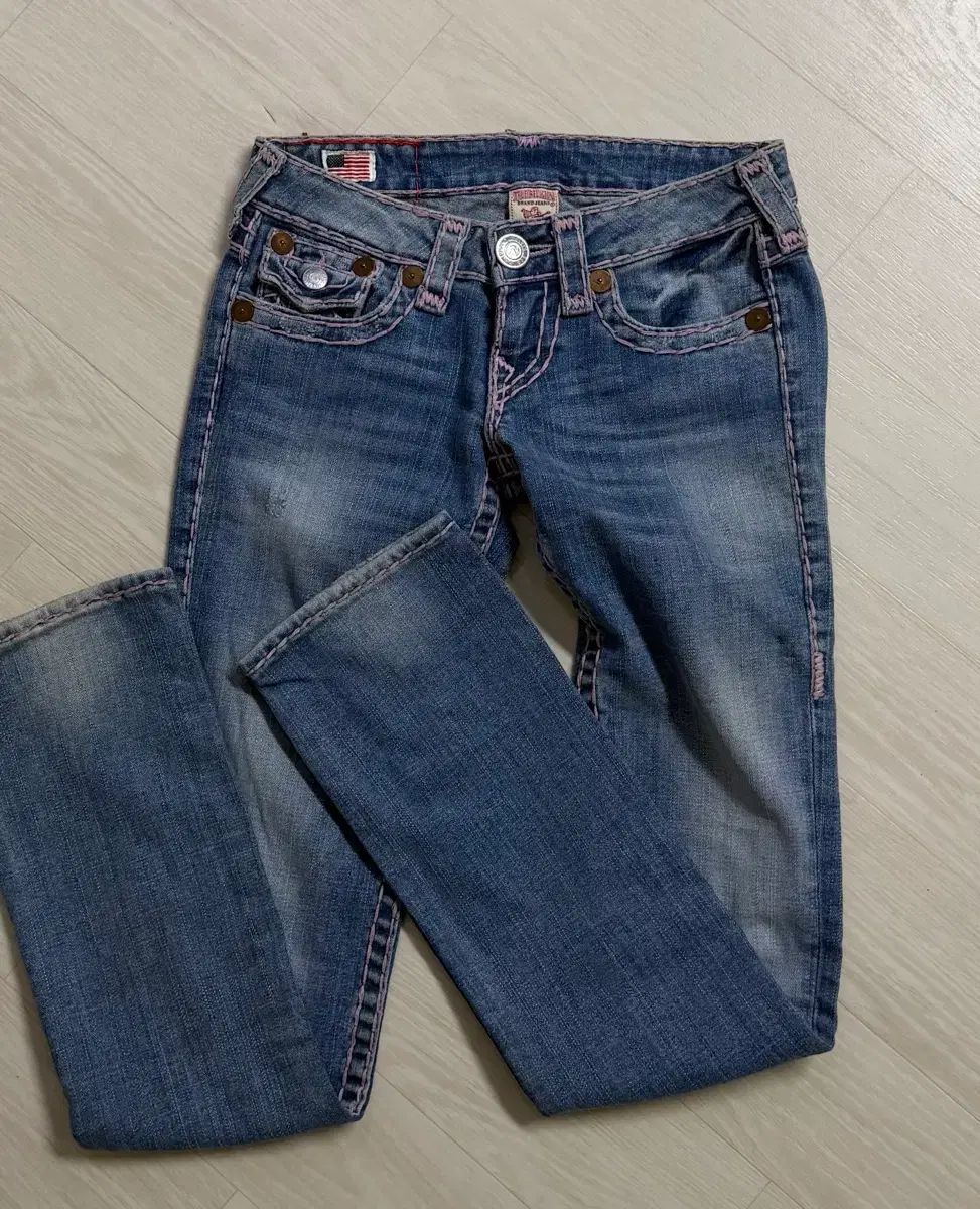 必須アイテム トゥルーレリジョン ウォッシュ ライトブルー ピンク デニム パンツ