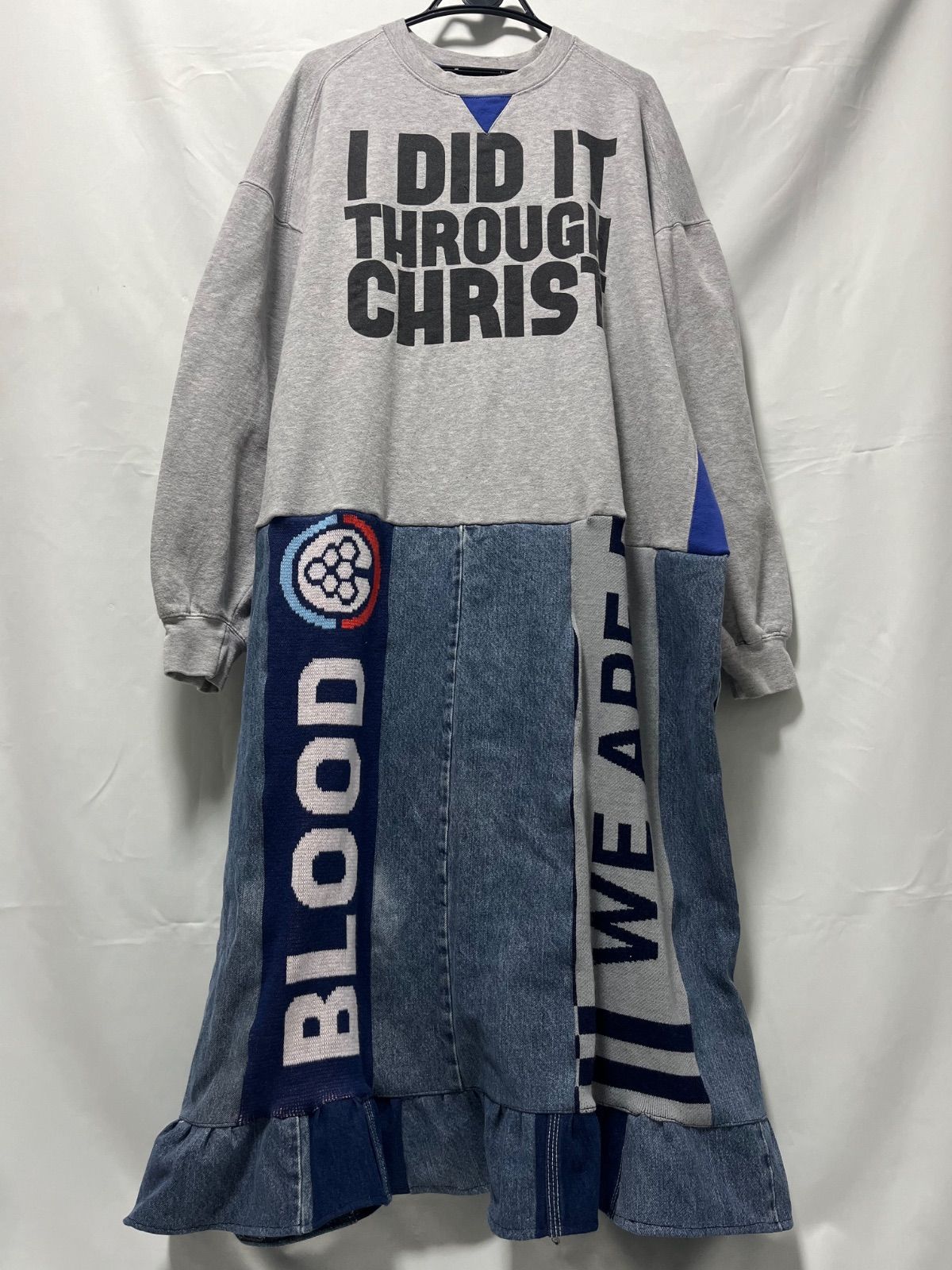 ﾘﾒｲｸ古着 remakeーロングﾜﾝﾋﾟｰｽ 裏起毛ワンピース 長袖ﾛﾝｸﾞﾜﾝﾋﾟｰｽ ﾛｺﾞT グレー フリル デニム