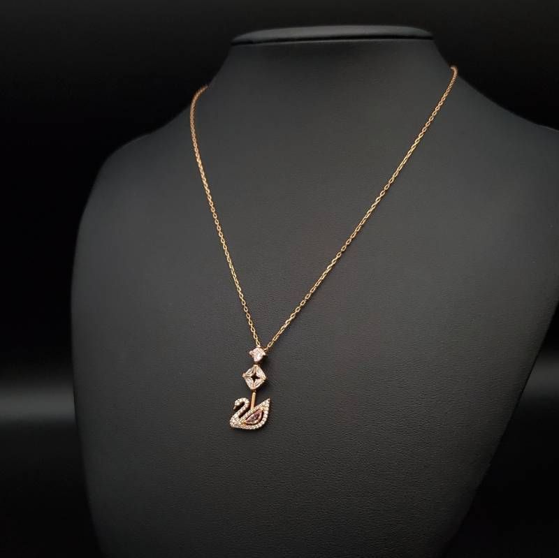 SWAROVSKI スワロフスキー Dazzling Swan ネックレス ペンダント パヴェ スワン クリスタル ローズゴールド 揺れる 上品 豪華 ギフト プレゼント 贈り物