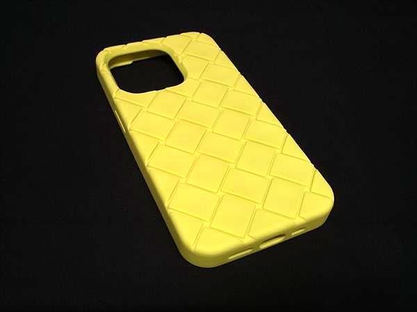 BOTTEGA VENETA ボッテガヴェネタ イントレチャート ラバー iPhone 14 Pro スマホケース イエロー系 BS 1456