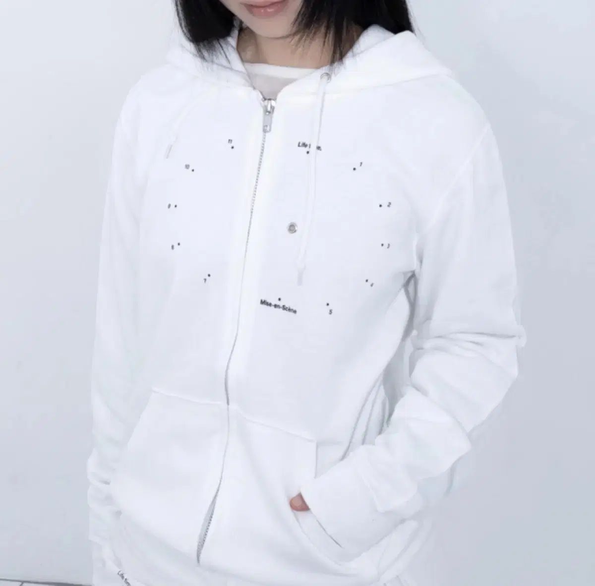 FINDOUBT ピンダウト フードジップアップ 白