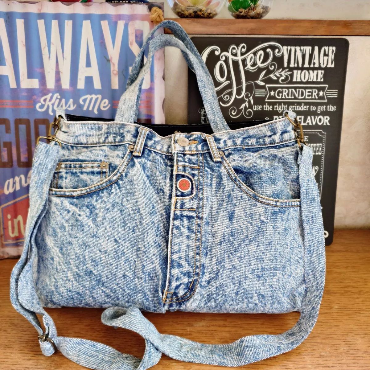 77☆USEDデニムリメイク☆大きめショルダーバッグ☆ケミカルウォッシュ