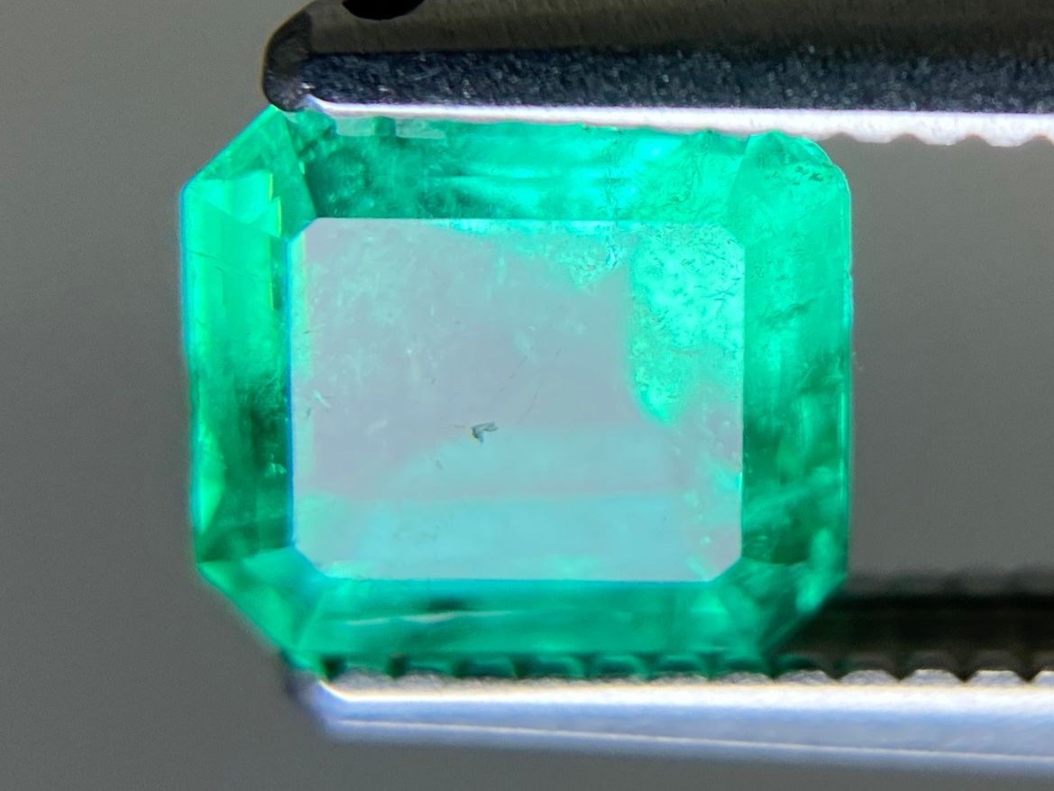 宝石 3 エメラルド 天然 0.889ct 中央宝石ソーティング付き 6.23㎜×5.65