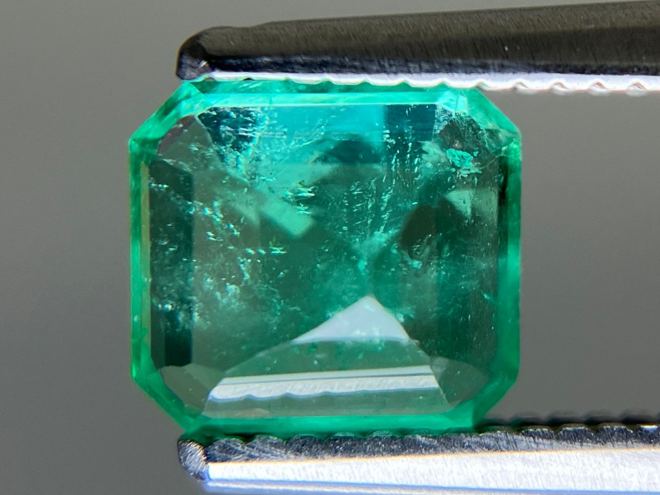 天然エメラルド　9.37ctルース エメラルド 天然 0.889ct 中央宝石ソーティング付き 6.23㎜×5.65