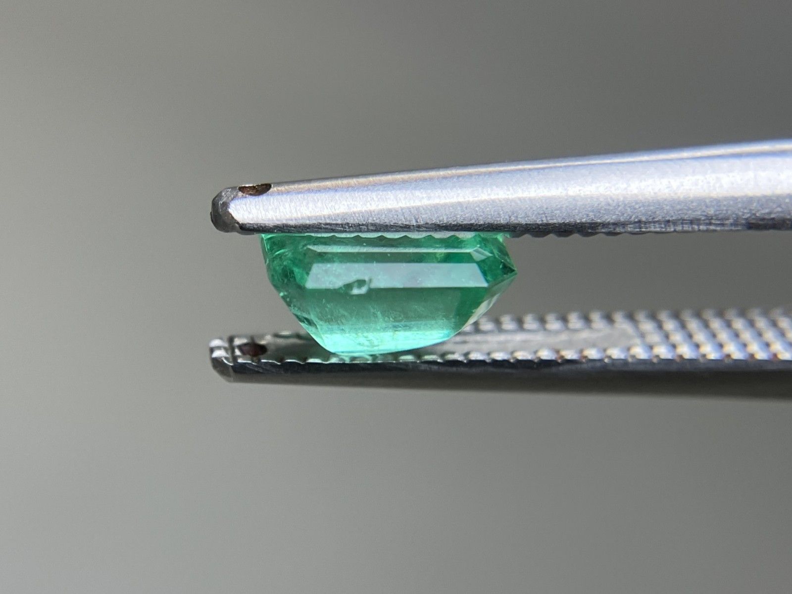 エメラルド 天然 0.889ct 中央宝石ソーティング付き 6.23㎜×5.65