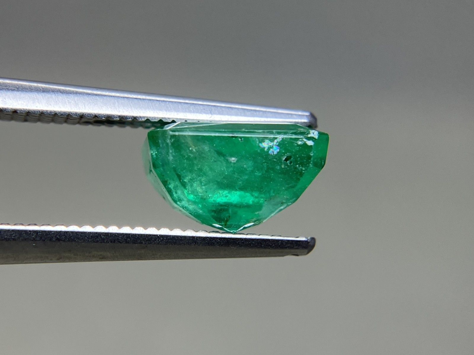 エメラルド 天然 2.606ct 中央宝石ソーティング付き 8.35㎜×7.28