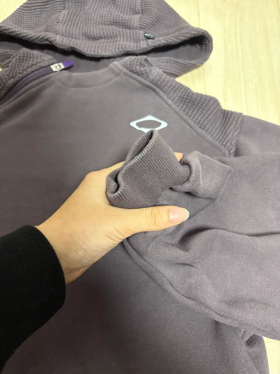 ジップアップ フーディー