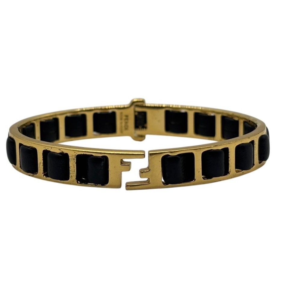 手元で語る】 FENDI フェンディ バングル レザーブレスレット ズッカ