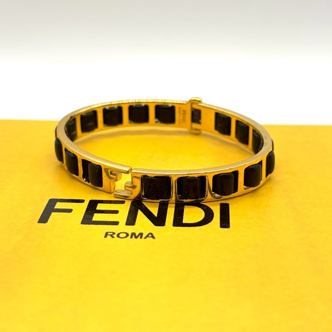 手元で語る】 FENDI フェンディ バングル レザーブレスレット ズッカ