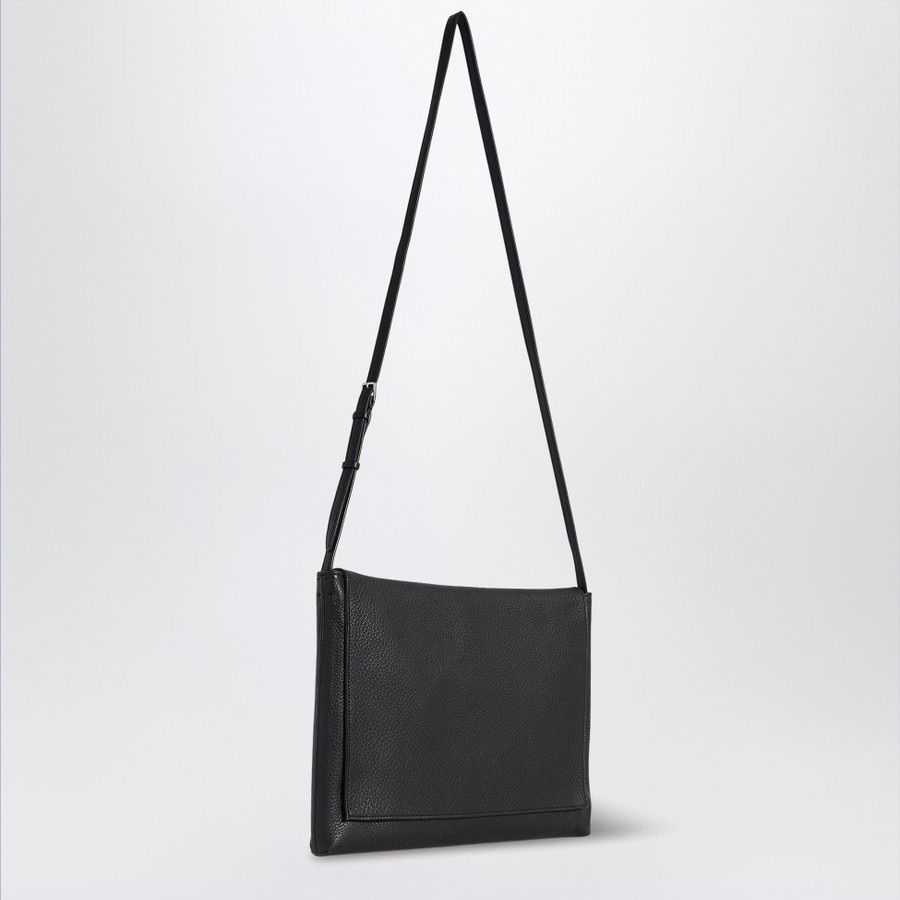 ブラックレザーのNanメッセンジャーバッグ